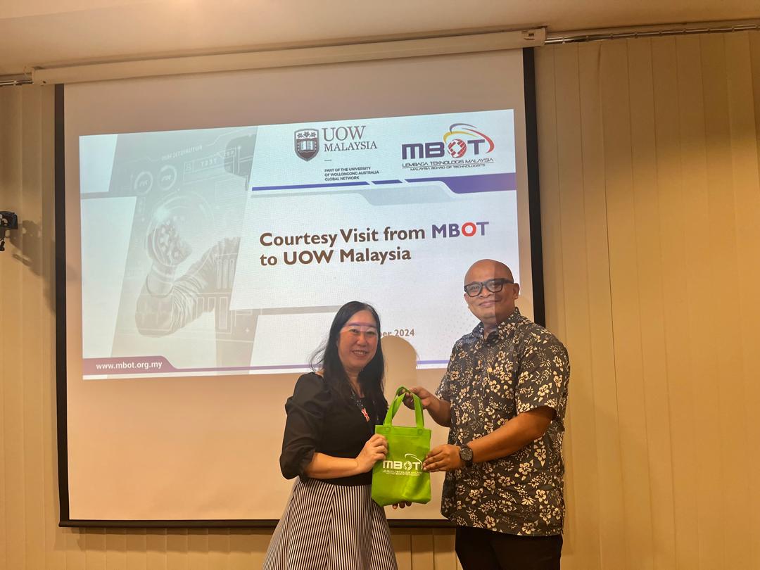 COURTESY CALL OF THE REGISTRAR MALAYSIA BOARD OF TECHNOLOGISTS TO THE DEPUTY VICE-CHANCELLOR (ACADEMIC) UNIVERSITY OF WOLLONGONG MALAYSIA